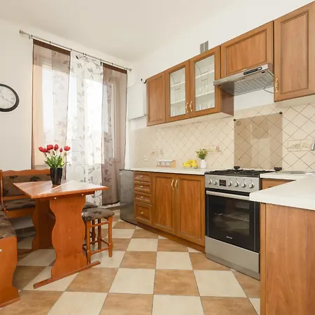 Cozy & Comfortable Grodeckiego By Renters Varsó