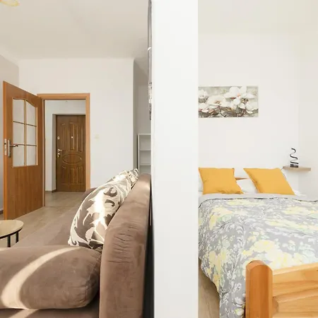 Cozy & Comfortable Grodeckiego By Renters Varsó